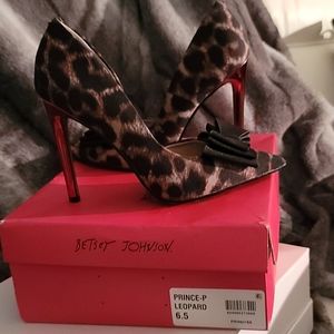 BETSEY JOHNSON PUMPS